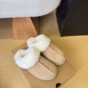 UGG SCUFFETTE ll 
SAND
COMES WITH BOX